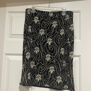 Elastic waist skirt, black and cream pattern